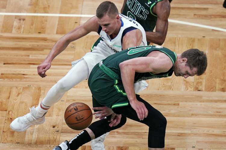 开云体育中国官网-中国队翻盘英格兰队，波尔统治全场