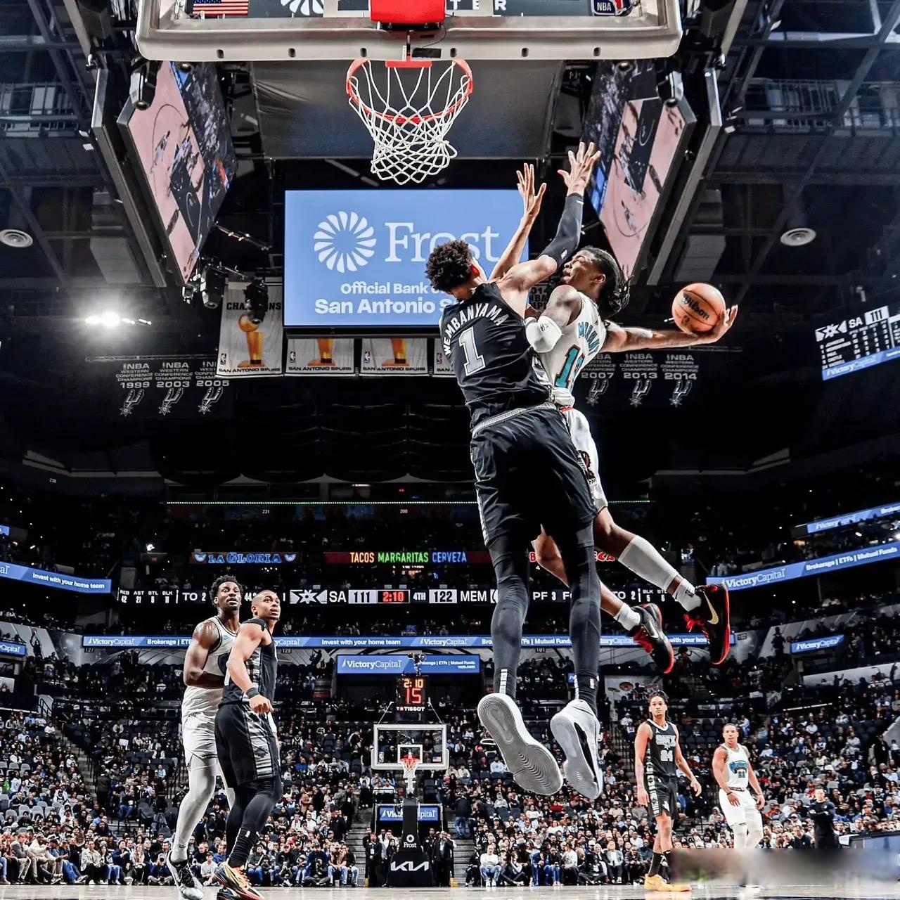 开云体育下载-湖人险胜掘金，范弗利特高光表现