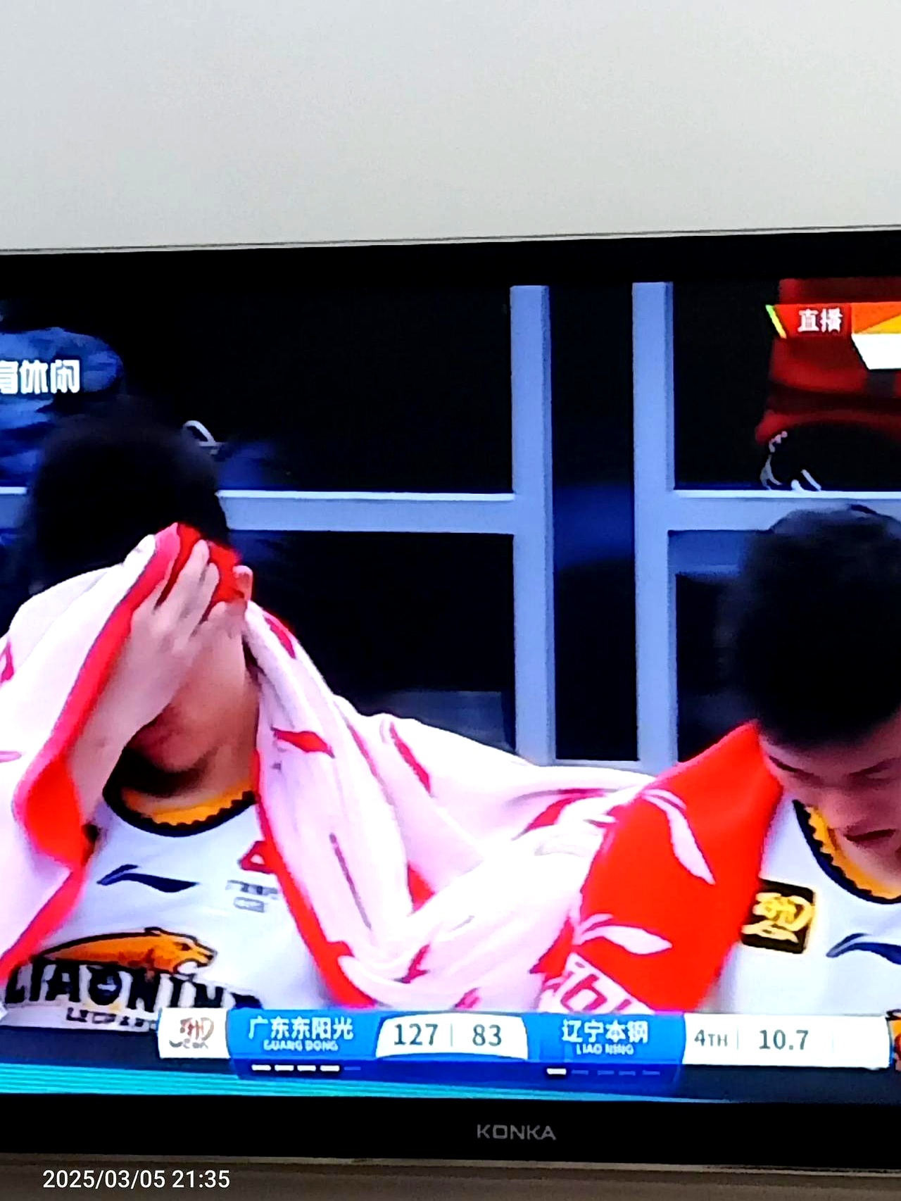 开云体育下载-篮球职业联赛降级赛事引起球迷争议，裁判遭质疑