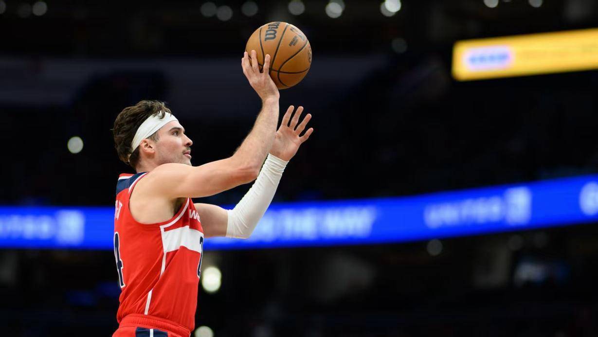 老鹰爆冷胜猛龙，球员状态爆发带动团队飞升