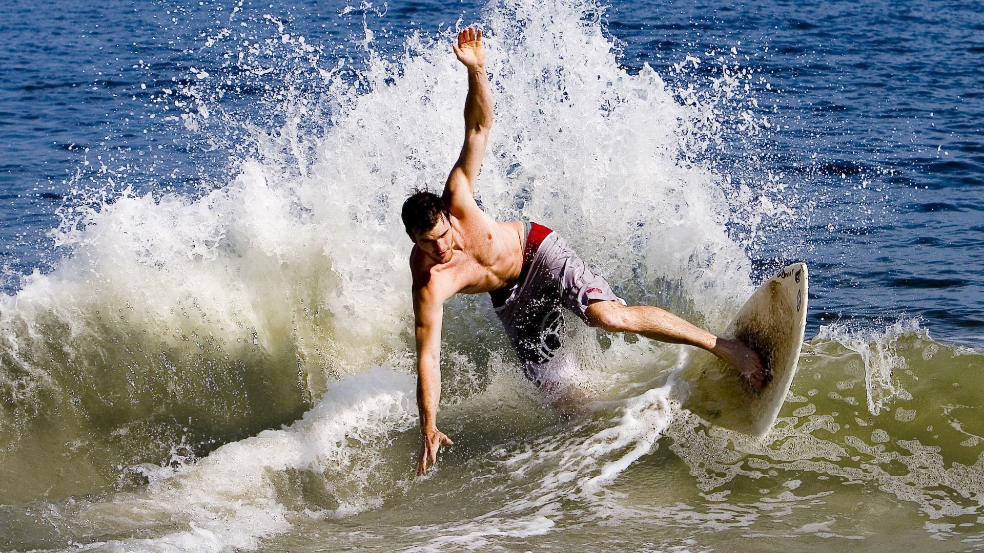开云体育直播-孤胆英雄与精密机器，雷诺绝境中的团队胜利与周冠宇的扛旗时刻