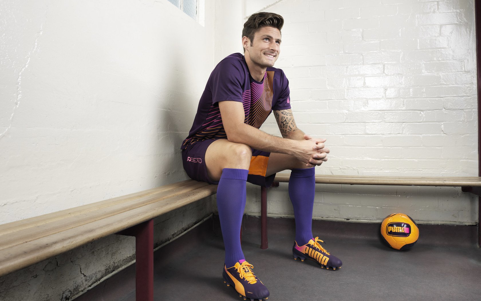 绿茵场与乒乓台的双重奏，英格兰轻取波兰，梁靖崑点燃赛场